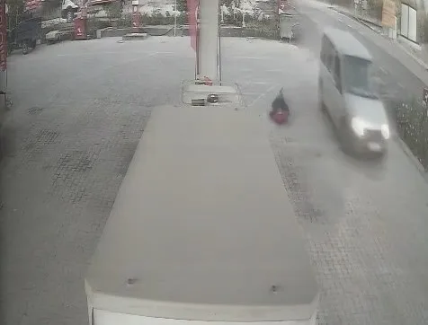 Eniştesine araçla çarpıp kaçtı: O anlar kameraya yansıdı
