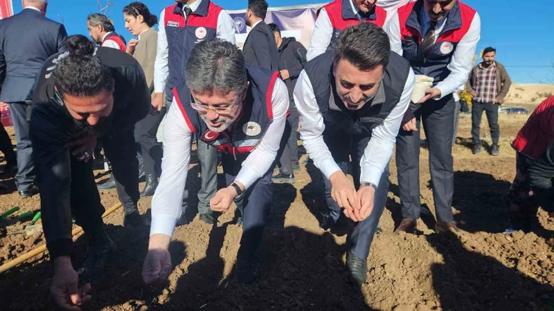 Bakan Yumaklı, Tunceli’de dağ sarımsağı ekti, balık yetiştiricileriyle bir araya geldi
