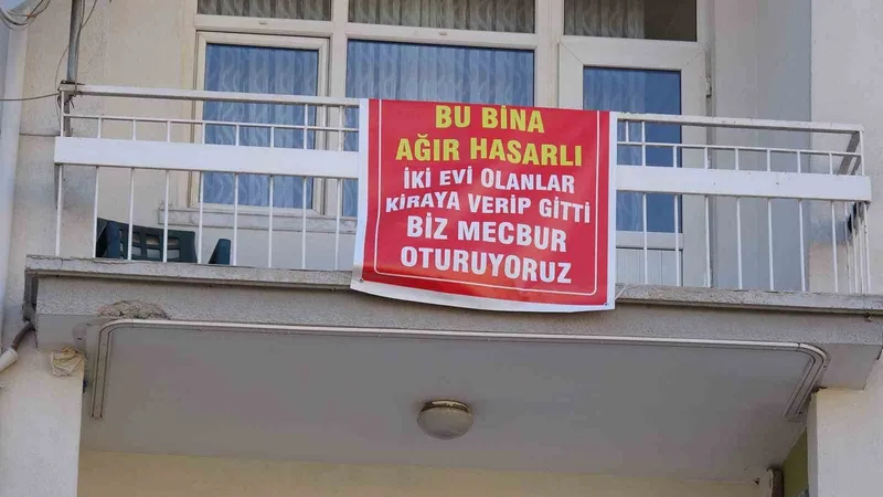Ağır hasarlı pankartı asılan binayı görenler bir daha bakıyor
