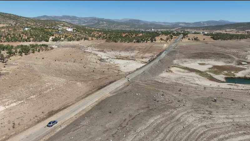 Gülbahar Barajı kuruma noktasına geldi: Eski yol gün ortaya çıktı
