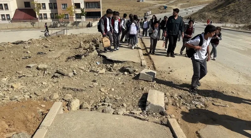 Yüksekova’da doğalgaz çalışmaları tamamlanmadı, kazılan yollar öylece kaldı