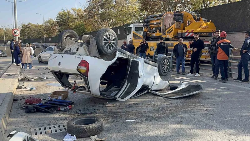 Otomobil karşı şeride geçerek ters döndü: 2 yaralı
