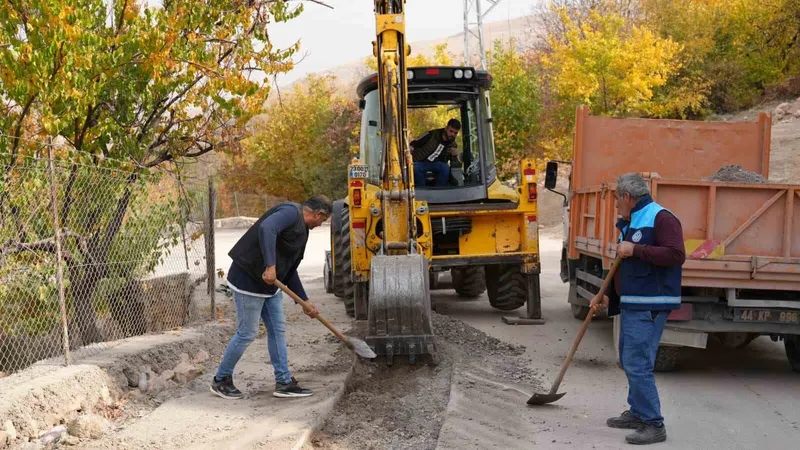 Battalgazi Belediyesi Çamurlu Mahallesi’nde asfalt yama çalışması yaptı
