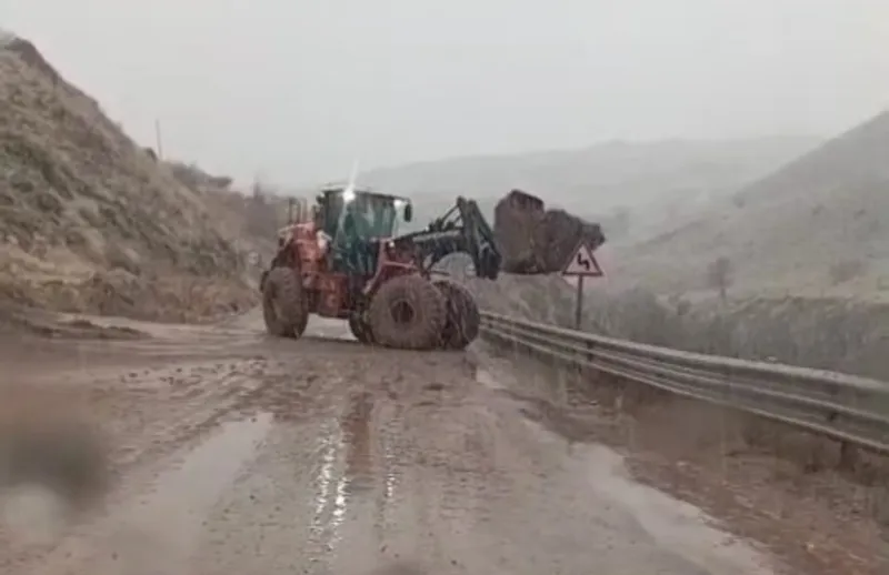 Yüksekova-Van kara yolunda heyelan meydana geldi