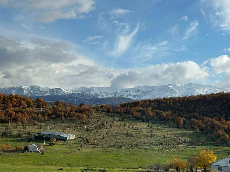 Karla kaplı dağlar sonbaharın renkleriyle buluştu
