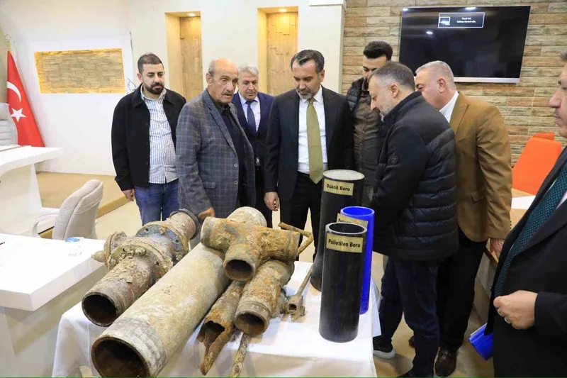 Meclis toplantısına eski içme suyu borularını getiren Başkan Şerifoğulları: 