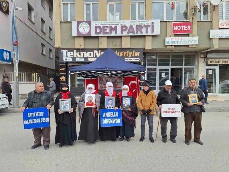 Muş’ta evlat nöbetindeki ailelerden ’teslim olsun’ çağrısı
