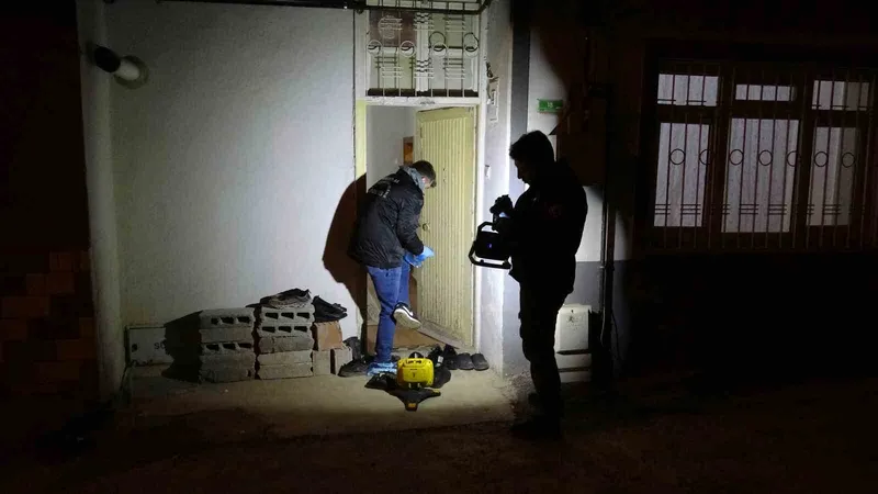 Sofra bezi silkelerken düşerek yaralanan ve kalbi duran kadın hayata döndürüldü
