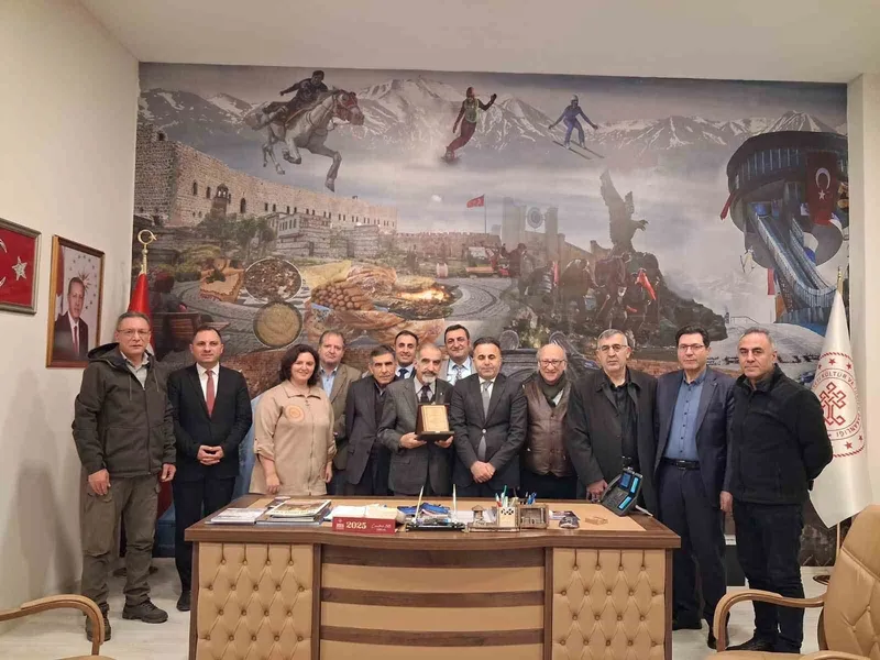 Erzurum’da halk kültürünün hafızası Muhsin Koç, 38 yılın ardından emekli oldu
