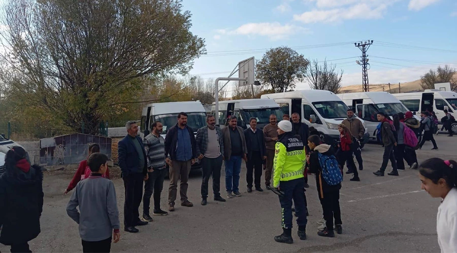 Van Jandarması Okul Servislerini Sıkı Denetimden Geçirdi: Kış Lastiği ve Trafik Eğitimi