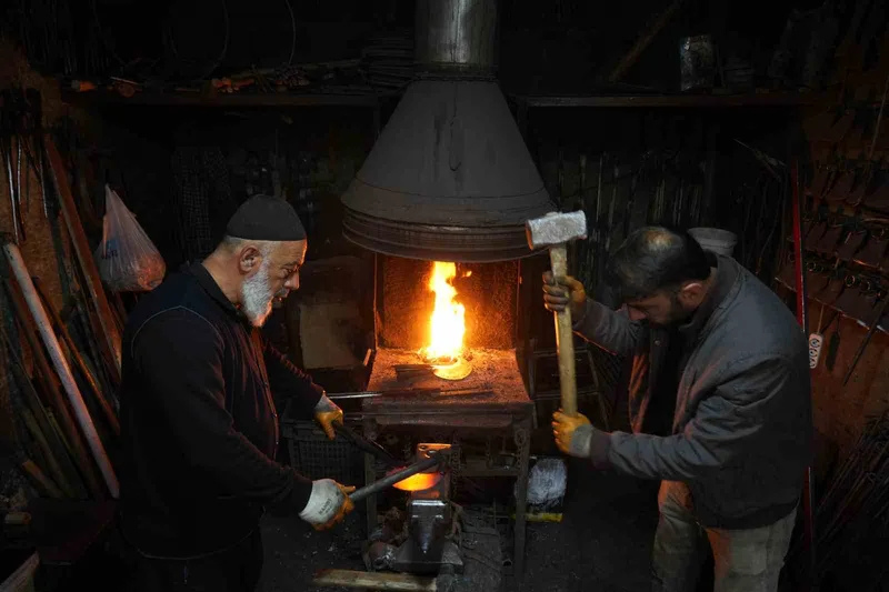 63 yaşındaki Halit Pınar yarım asırlık demircilik geleneğini yaşatıyor
