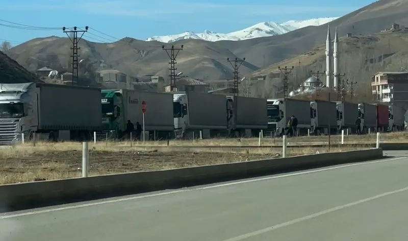 Esendere’de tır kuyruğu 2 kilometreyi buldu
