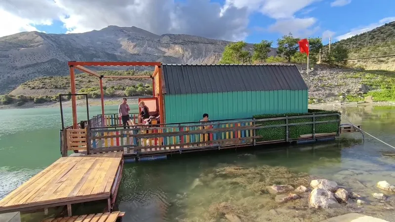 Tortum Gölü üzerinde yüzen ev ilgi odağı oldu
