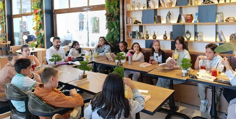 ‘Kitap Kaşifleri Kulübü’ minik öğrencileri kitap okumaya yönlendiriyor
