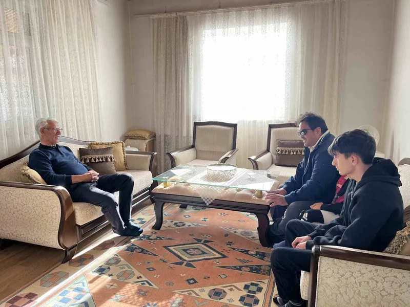 Akyaka’da vefalı öğrenci her yıl öğretmenin elini öperek, öğretmenler günü kutluyor
