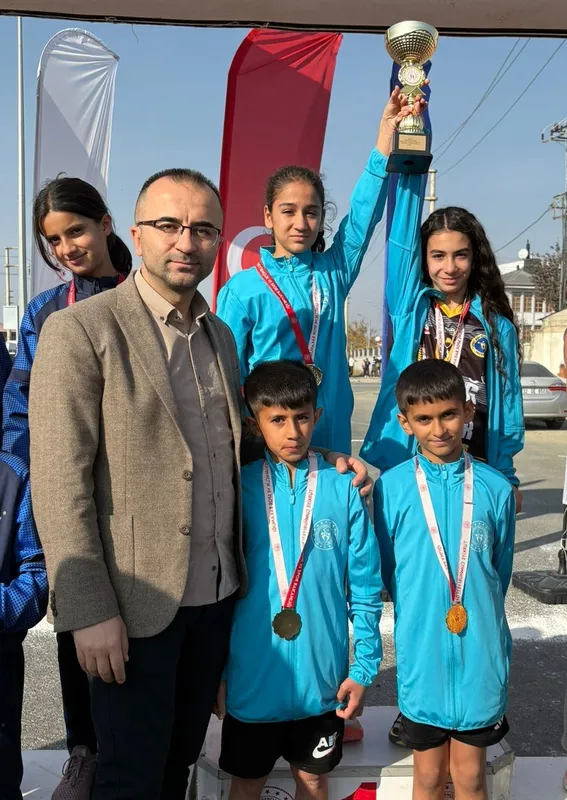 Elazığ 1. etap kros yarışmasında bölge birincisi
