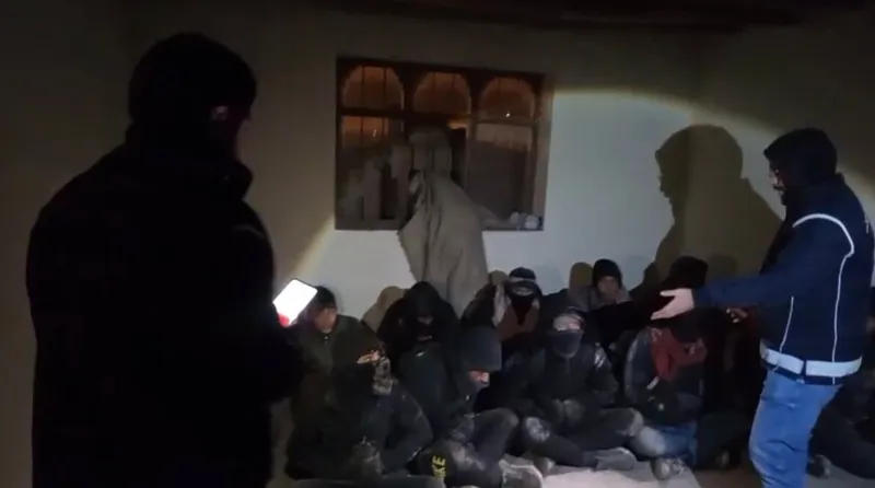Doğubayazıt’ta göçmen kaçakçılığı operasyonu: 14 düzensiz göçmen yakalandı
