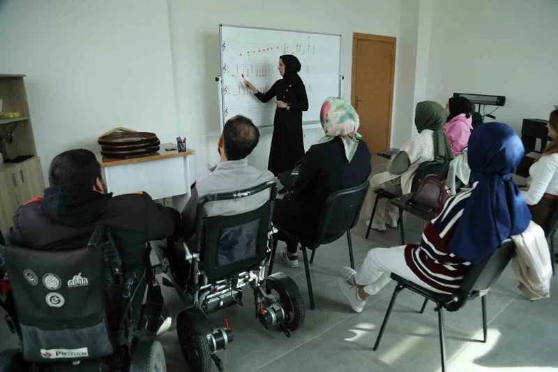 Engelsiz Yaşam Merkezi’nde dezavantajlı bireyler sosyal ve kültürel faaliyetlerle destekleniyor
