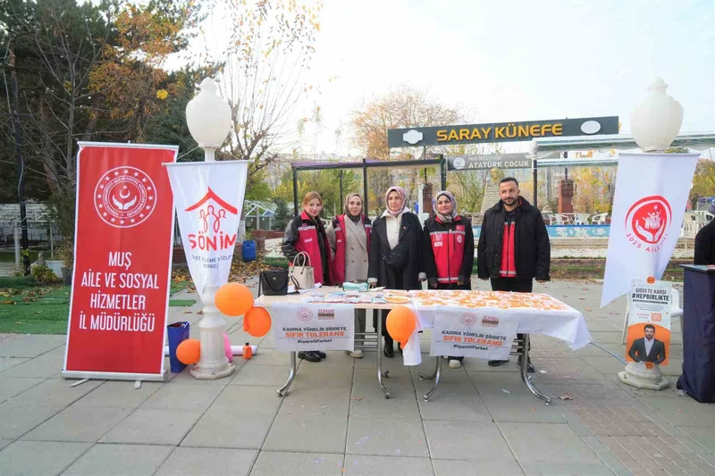 Muş’ta turuncu renkli farkındalık: Şiddete karşı açılan stant yoğun ilgi gördü
