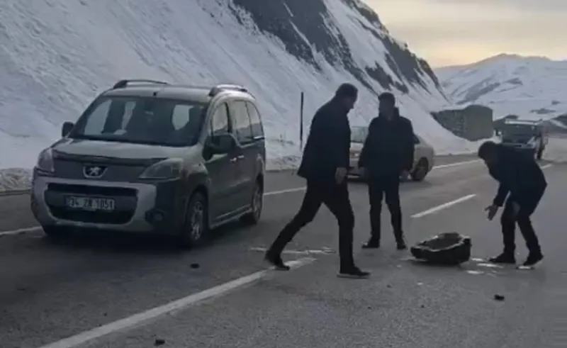 Yüksekova’da karayoluna düşen kaya parçaları sürücülere korku dolu anlar yaşattı
