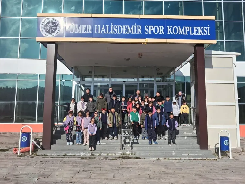 Köy okullarında ki öğrenciler sinema ile tanıştı
