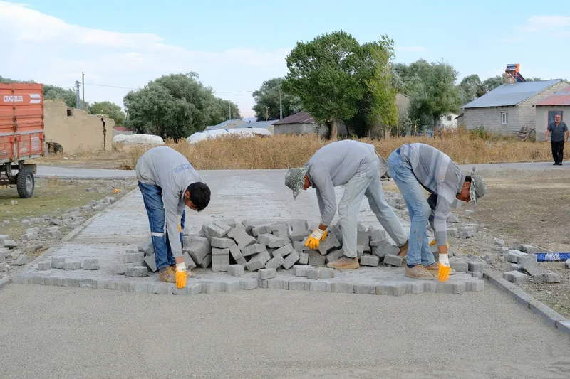Ağrı’da köy yolları kilit parke taşıyla yenileniyor
