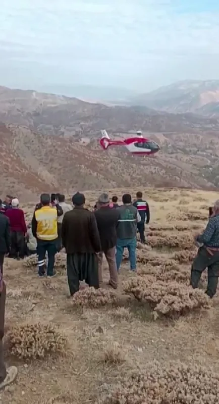 Malatya’da uçuruma yuvarlanan şahsın helikopterle sevk anları kamerada
