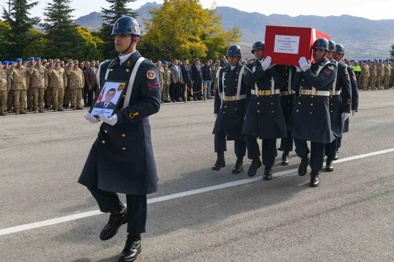 Tunceli’de trafik kazasında hayatını kaybeden Uzman Çavuş Yılmaz memleketine uğurlandı
