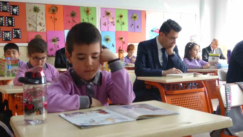 İlkokul, ortaokul ve lise düzeyindeki bütün okullarda ilk dersin ilk 20 dakikası kitap okuma saati
