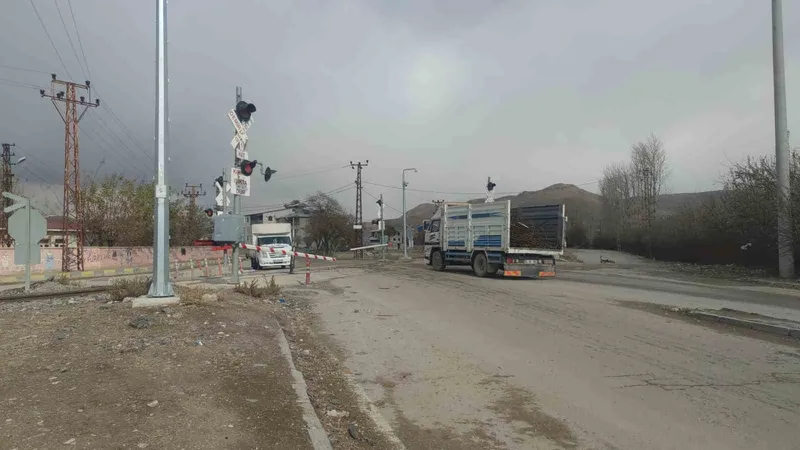 Van’da hemzemin geçitte ışık arızası trafiği kilitledi
