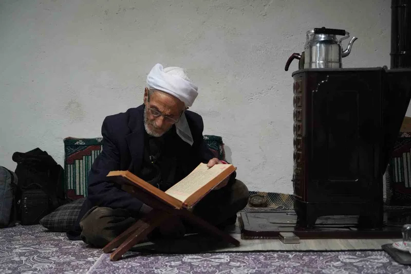 Muş’ta 86 yaşındaki Rüstem dede 50 yıldır sadece çay ve gofretle yaşamını sürdürüyor
