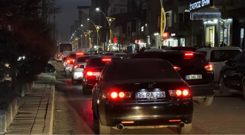 Yüksekova’da trafik çileye döndü
