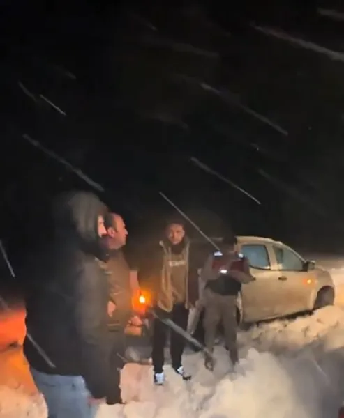 Karda mahsur kalan 4 vatandaş 3 saatlik zorlu çalışmayla kurtarıldı
