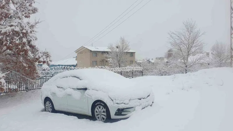 Başkale’de araçlar kara gömüldü: 11 yerleşim yerinin yolu ulaşıma kapandı