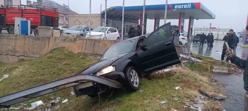 Muş-Bitlis kara yolunda 2 otomobil çarpıştı: 3 yaralı
