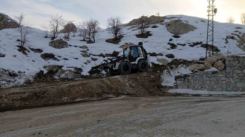 Hakkari’de PMT ekipleri soğuk havaya aldırış etmeden çalışmalarını sürdürüyor
