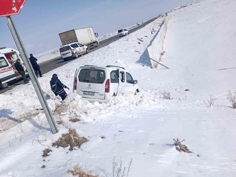 Kars’ta otomobil ile ticari araç çarpıştı: 9 yaralı
