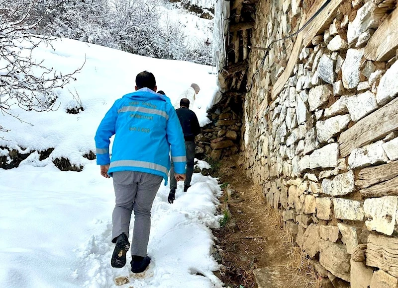 Malatya’da karlı yollar yaşlı kadın için aşıldı
