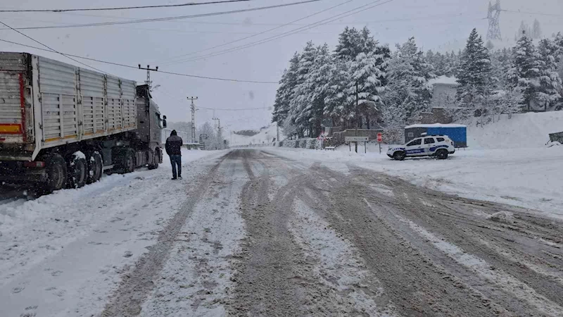 Tunceli’nin Pülümür ilçesi ile Erzincan sınırı arası, ağır tonajlı araç geçişlerine kapatıldı
