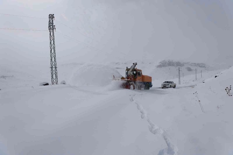 Iğdır’da kar ve tipi nedeniyle kapanan köy yolları ulaşıma açıldı
