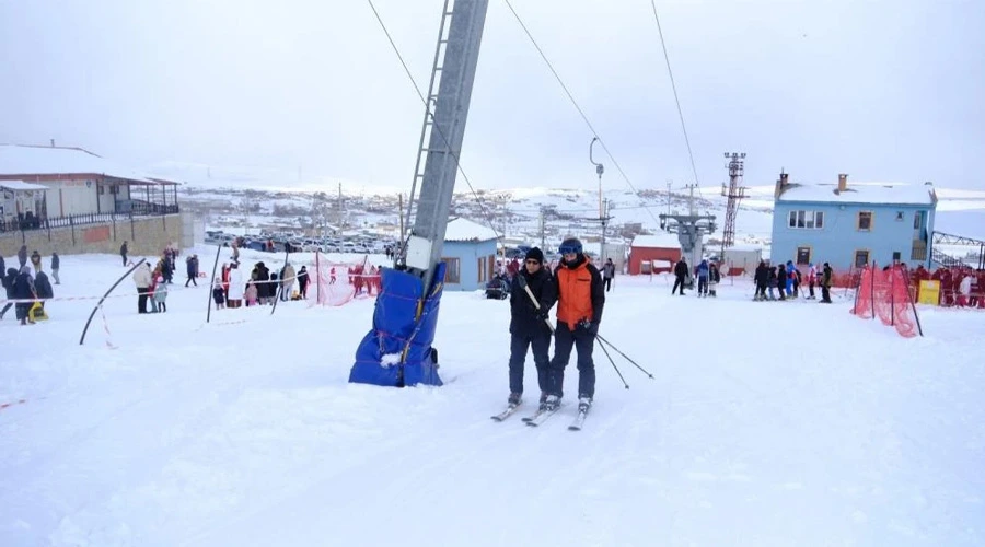 Van Abalı Kayak Merkezi Sezonu Açtı: Karlı Pistler Kayakseverleri Bekliyor!