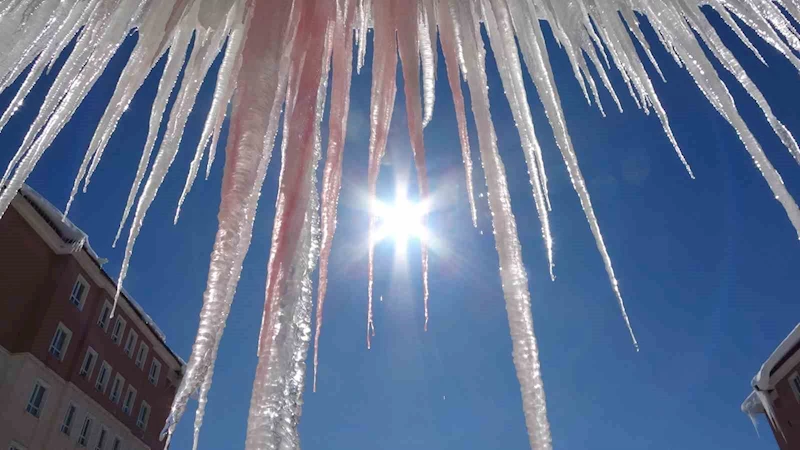 Bitlis’te kar yağışı durdu, ortalık buz kesti
