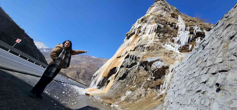 Bitlis’in simgelerinden ’Deliklitaş’ buzla kaplandı
