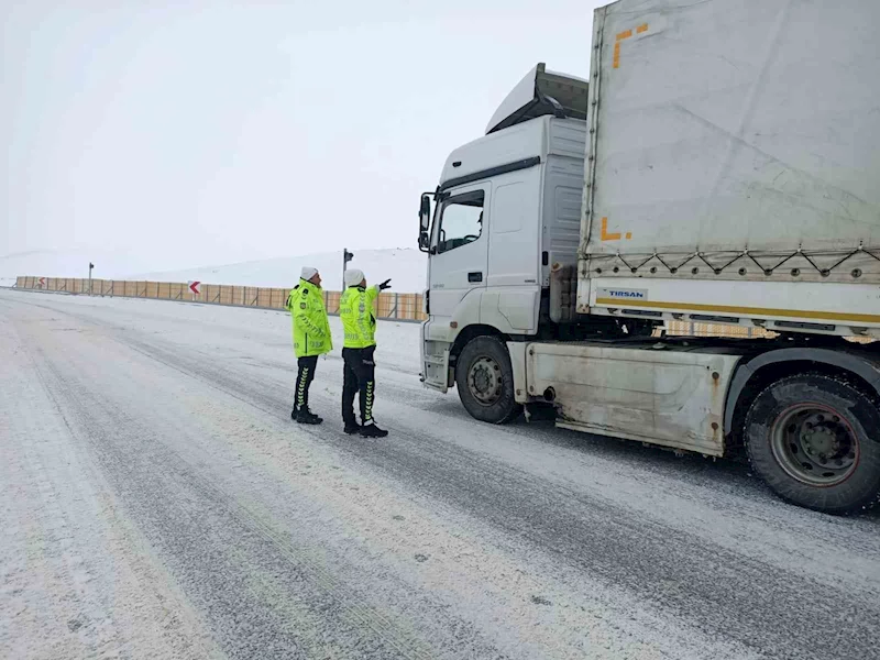 Polisten yolda kalan araçlara yardım eli
