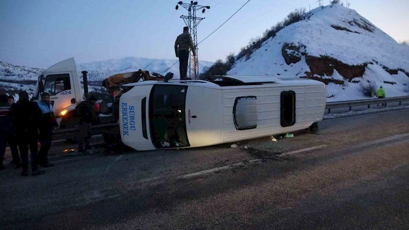 Malatya’da kontrolden çıkan minibüs devrildi: 11 yaralı
