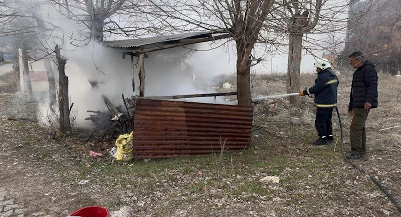 Odunlukta çıkan yangın evlere sıçramadan söndürüldü
