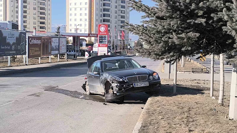 Erzurum’da iki araç kafa kafaya çarpıştı
