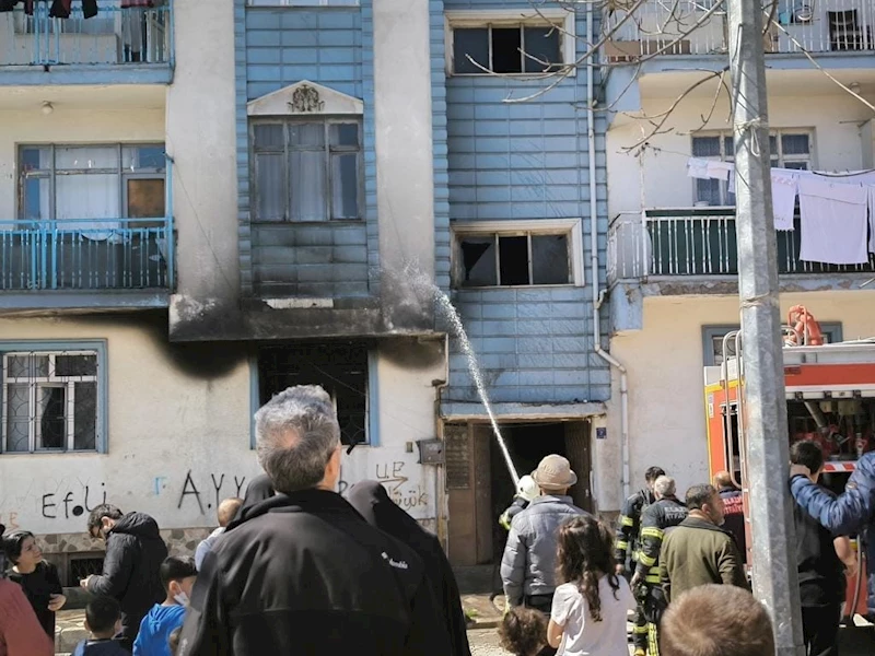 Elazığ’da ev yangını paniğe neden oldu
