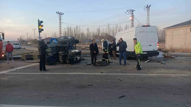 Van’da traktör ile minibüs çarpıştı; 2 yaralı
