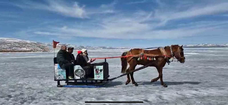 Kars Çıldır Gölü’nde atlı kızak seferleri devam ediyor
